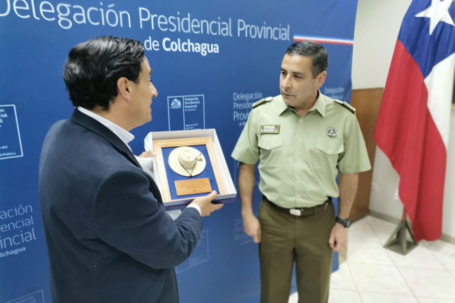 Delegado Presidencial de Colchagua entregó reconocimiento a Prefecto de Carabineros