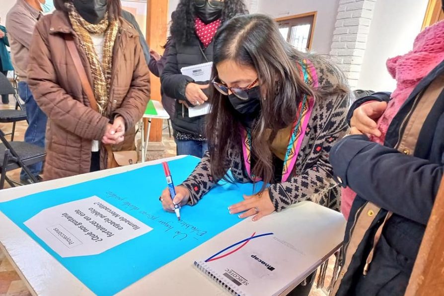 Artesanos de Placilla organizan mercadito en el marco del Programa para Pequeñas Localidades del MINVU