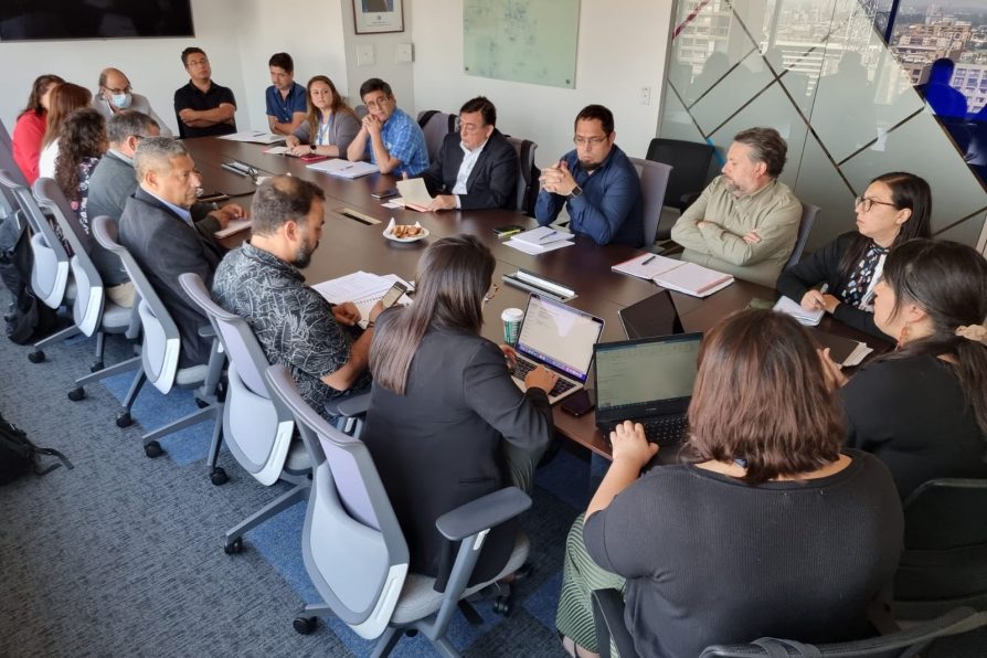 Delegada Presidencial acompañó a comunidad educativa de Liceo Juan Pablo II a reunión con SLEP