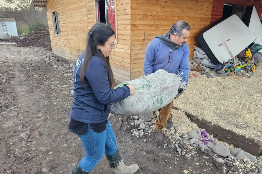 Delegada Presidencial de Colchagua entrega ayuda a afectados por inundaciones en la provincia