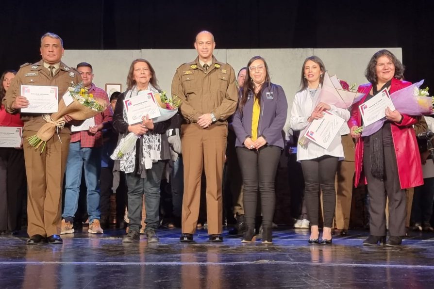 Fue estrenada “Intramuro”, obra teatral escrita e interpretada por Carabineros