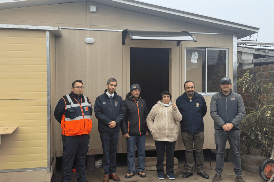 SENAPRED junto a Delegado Presidencial entregan viviendas de emergencia y materiales a familias afectadas por incendio en Peralillo